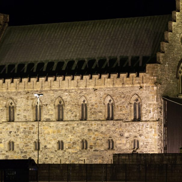 Die beleuchtete Håkonshalle bei Nacht