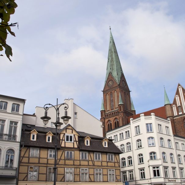 Der Schweriner Dom ragt zwischen den Häusern der Stadt hervor