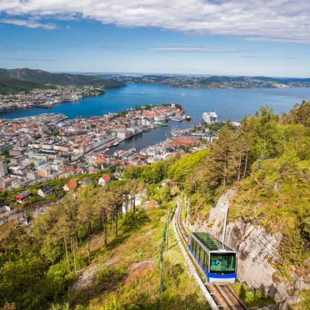 Panoramablick auf Bergen mit der Floibanen im Vordergrund