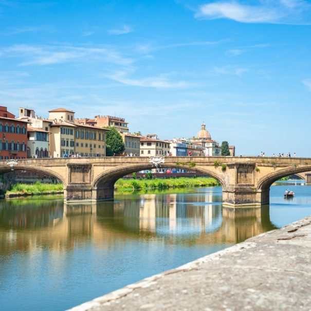 Blick auf die Brücke Ponte Santa Trinita