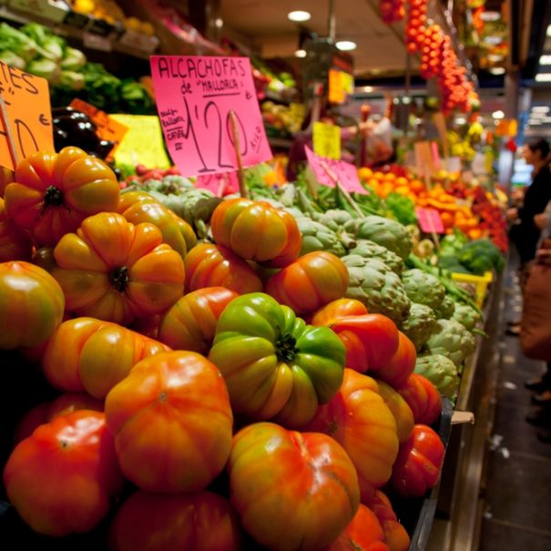 Ein Marktstand mit Tomaten auf dem Mercat de l'Olivar