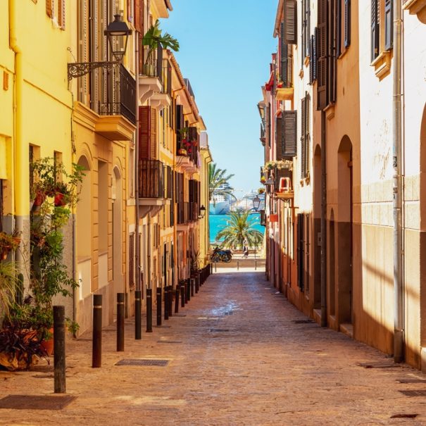 Eine Gasse mit Blick auf Kreuzfahrtschiffe