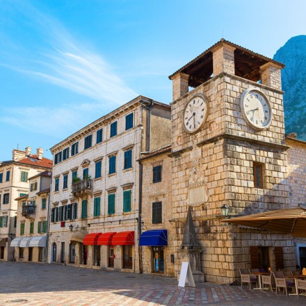 Blick auf den Uhrenturm in der Altstadt von Kotor