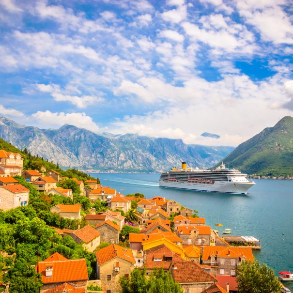 Blick auf ein Kreuzfahrtschiff vor der Küste von Kotor