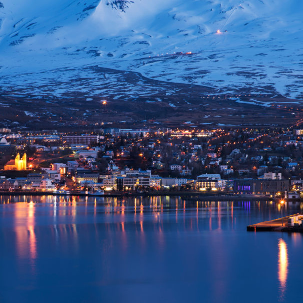 Blick auf das beleuchtete Akureyri am Abend