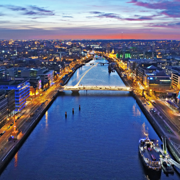 Blick auf Dublin bei Nacht