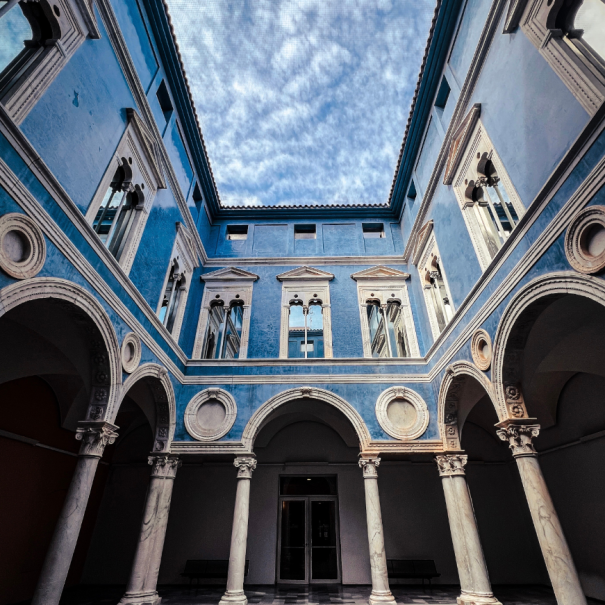 Blick auf den Innenhof des Museo de Bellas Artes