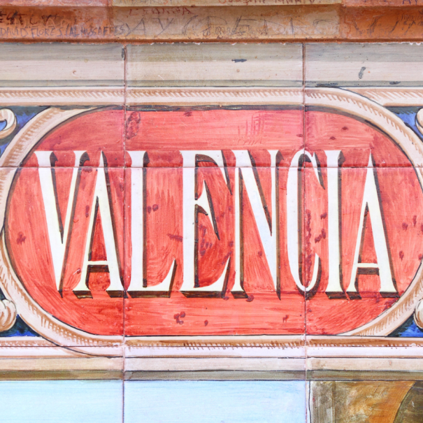 Ein Graffiti des Wortes "Valencia"