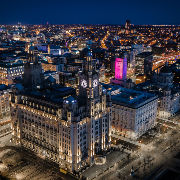 Blick auf Liverpool bei Nacht