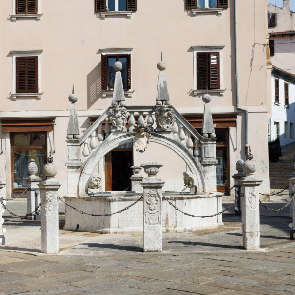 Der historische Brunnen in Koper