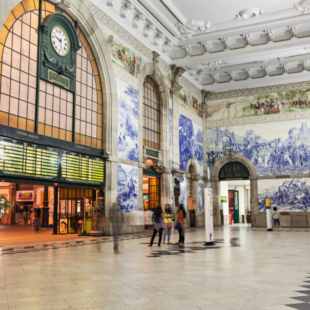 Blick auf die Azulejo-Fliesen im Inneren des Bahnhof Sao Bento