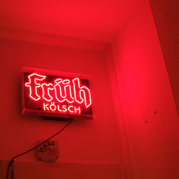 Leuchtschild des Lokals "Früh am Dom"