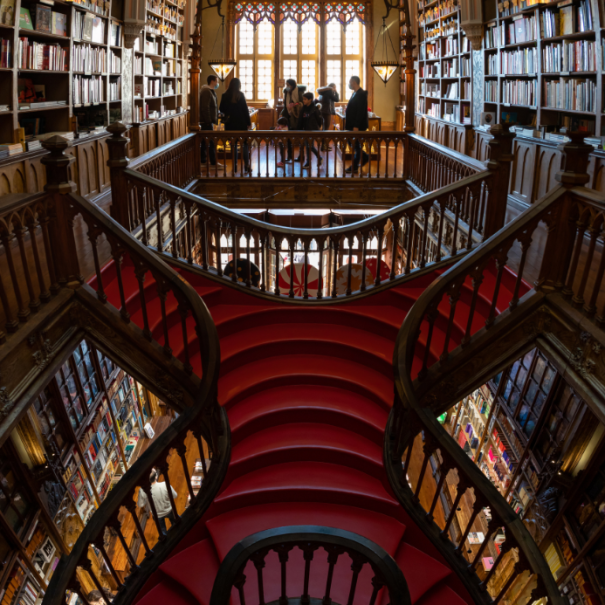 Die Treppe in der Livraria Lello