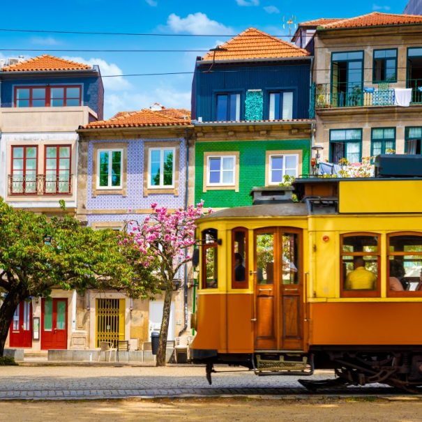 Blick auf die bunten Häuser und die Straßenbahn in Porto