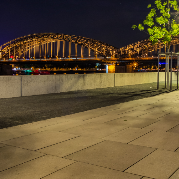 Der Rheinboulevard bei Nacht