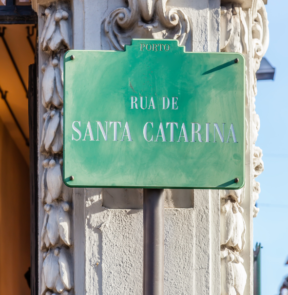 Ein Straßenschild mit der Aufschrift "Rua de Santa Catarina"