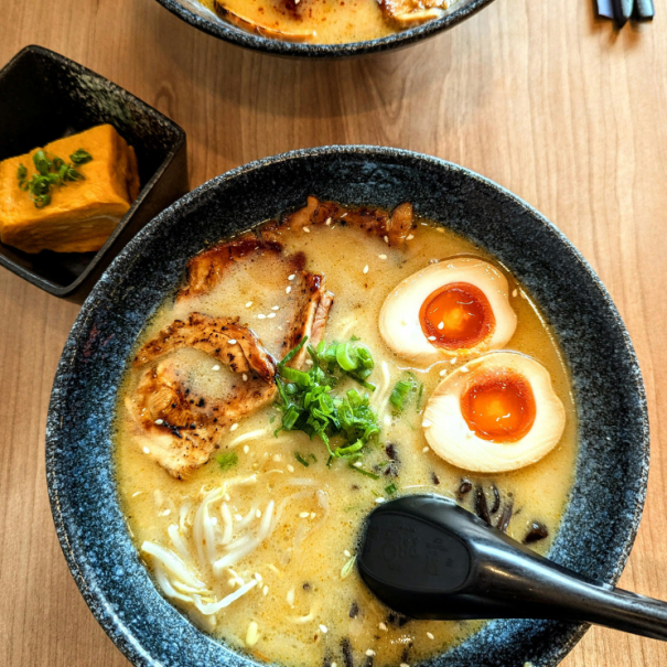 Eine Schüssel mit Ramen