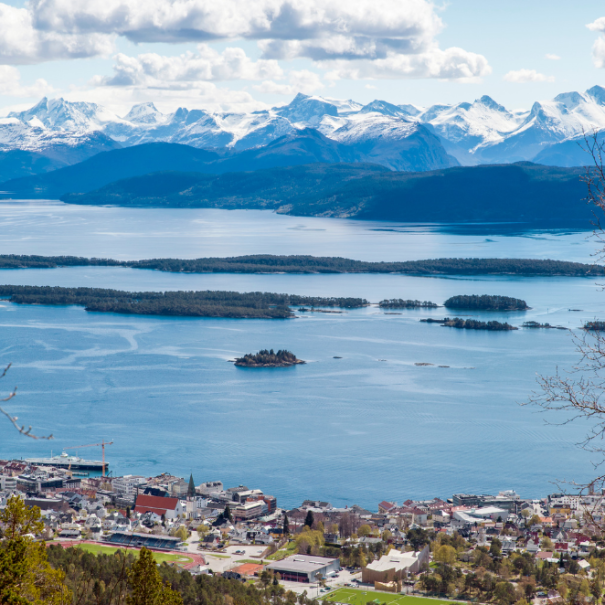 Moldes berühmte Bergkulisse